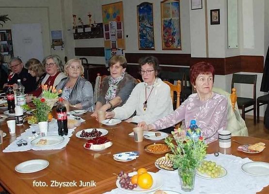 Grafika 4: 13.03.25 Święto Kobiet  Lęborski Uniwersytet Trzeciego Wieku