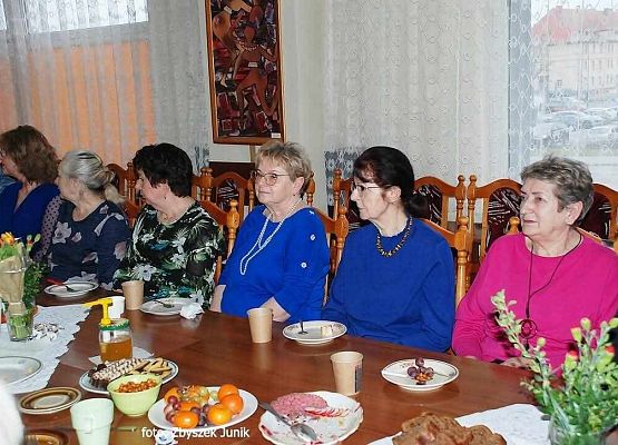 Grafika 6: 13.03.25 Święto Kobiet  Lęborski Uniwersytet Trzeciego Wieku