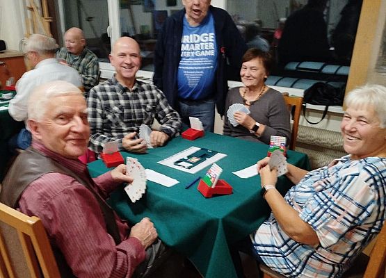 Grafika 1: Seniorzy LUTW w poniedziałkowych zajęciach sekcji brydżowej