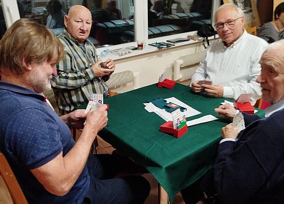 Grafika 3: Seniorzy LUTW w poniedziałkowych zajęciach sekcji brydżowej