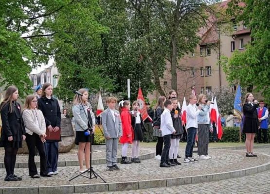 Grafika 3: Święto Narodowe Trzeciego Maja na Skwerze Orła Białego w Lęborku.