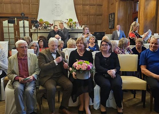 Grafika 8: W PAŁACU W GRĄBKOWIE odbyła się Wielka Gala Projektu  ,,Artystyczny UTW