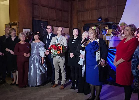 Grafika 5: W PAŁACU W GRĄBKOWIE odbyła się Wielka Gala Projektu  ,,Artystyczny UTW