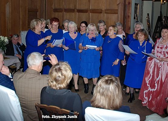 Grafika 3: W PAŁACU W GRĄBKOWIE odbyła się Wielka Gala Projektu  ,,Artystyczny UTW