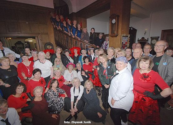 Grafika 4: W PAŁACU W GRĄBKOWIE odbyła się Wielka Gala Projektu  ,,Artystyczny UTW