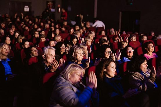 Grafika 4: NAGRODA SPECJALNA  DLA P. PREZES LĘBORSKIEGO UNIWERSYTETU TRZECIEGO WIEKU